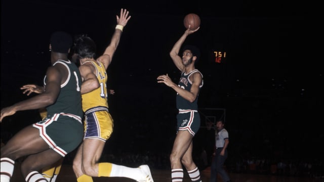 Milwaukee Bucks center Lew Alcindor (33) also known as Kareem Abdul-Jabbar in action